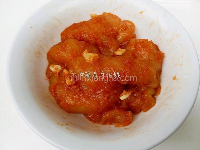 大蒜稍微剁碎些，放碗里加适量炸鸡腌料和少许清水抓匀，放冰箱腌制1-3个小时。