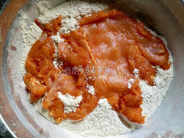 把腌好的鸡肉抖掉多余的大蒜，放入裹粉中，均匀裹上一层裹粉。