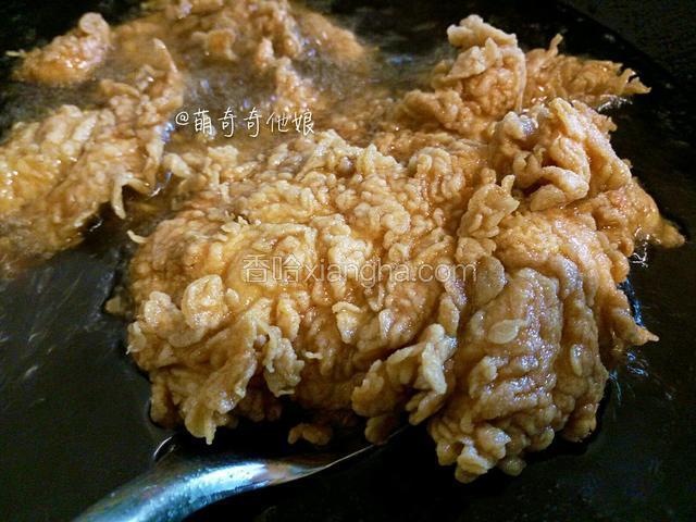 刚下锅的时候别动，等脆鳞定型后，如图，就可以用铲子轻轻拨动，炸好一面再翻另一面，直至两面金黄即可捞出控油。可以用厨房吸油纸吸掉多余的油。
