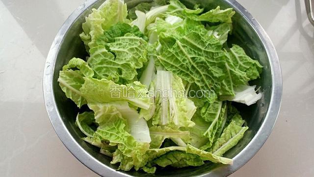把白菜洗净撕成小片。