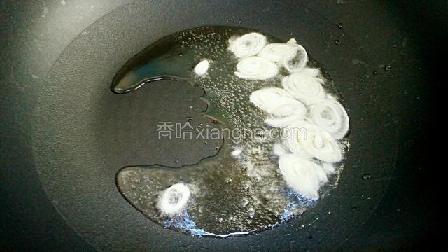 锅中放适量油烧至五成热，放入葱花爆香。