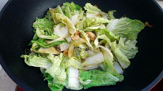 把白菜倒入锅中。