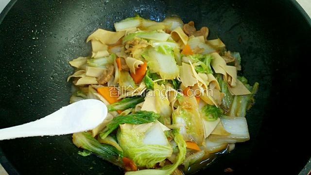 加入适量的盐和鸡精。