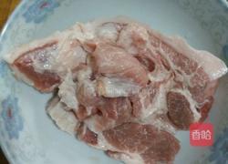 猪肉丸子的做法图解1