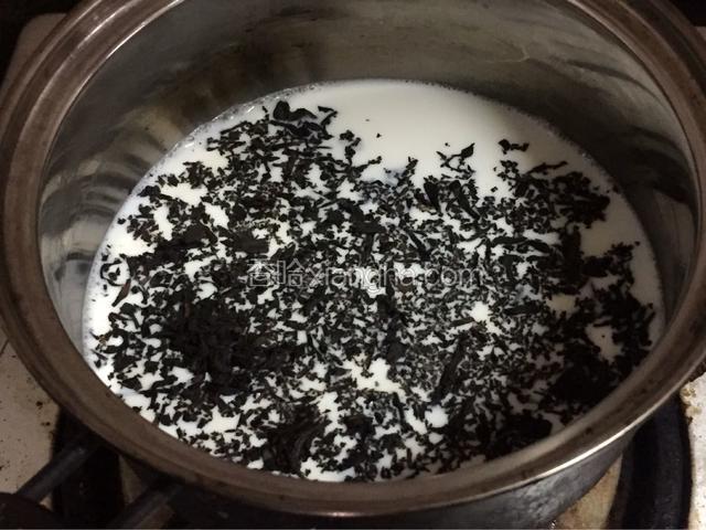 倒入红茶粉，中火煮开，牛奶开了再煮一分钟