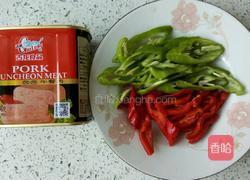 辣椒炒午餐肉的做法图解1