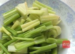 木耳炒芹菜的做法图解2