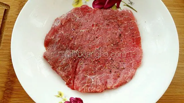 放入容器中，用盐、黑胡椒碎、橄榄油和柠檬汁把肉的两面均匀的涂抹一遍，腌制至少一个小时以上。