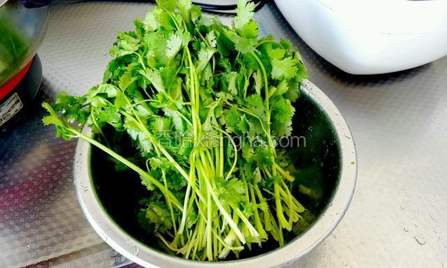 香菜去根摘好，洗净。