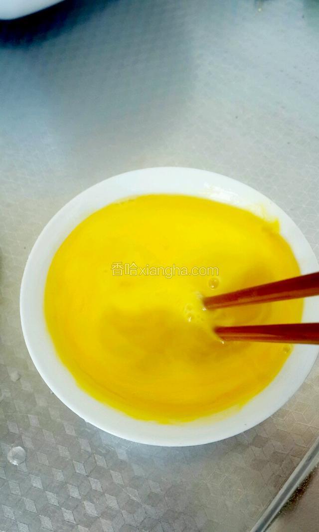 鸡蛋打开搅拌均匀