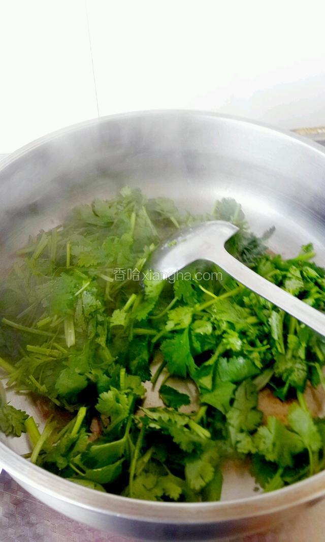锅里留油，香菜下锅翻炒2秒钟