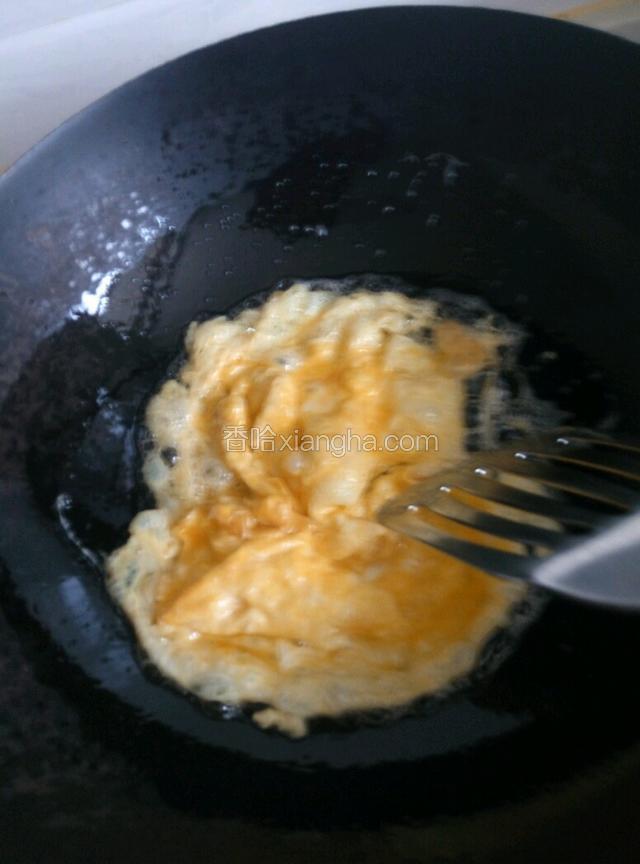 鸡蛋炒熟装盘备用