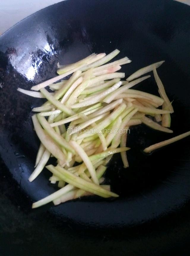 葱姜爆香，放入瓜丝翻炒