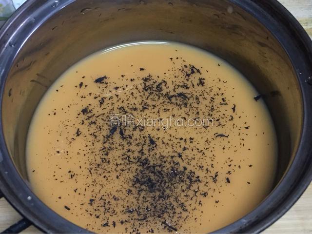 茶粉颜色熬出来了，关火，盖上盖子闷五分钟左右