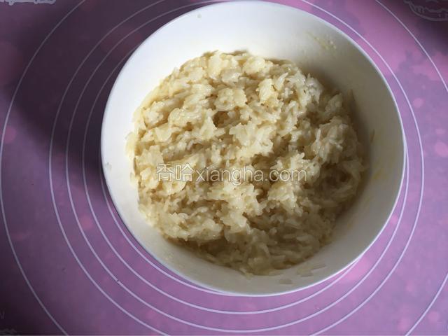 把鸡蛋打入白饭搅拌一下，让鸡蛋可以溶入米饭，炒出来的米饭才会变黄金色