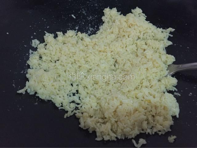 用小火把米饭炒干蛋液，要用小火炒哦