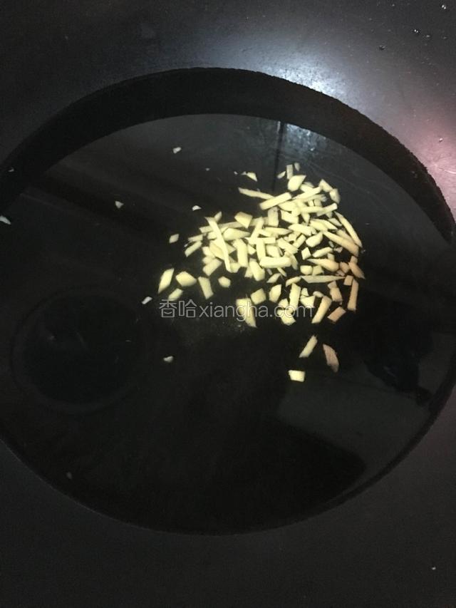 锅里倒适量清水 ，加入姜 料酒 白糖