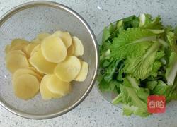 白菜土豆片的做法图解1
