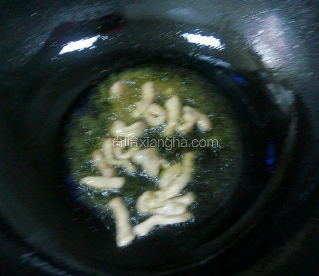 锅内放油烧热，下入里脊肉翻炒变色