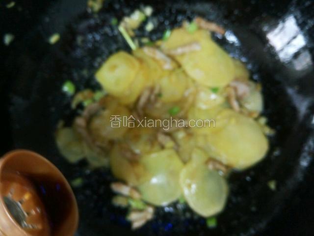 加入适量生抽翻炒
