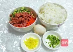 鸡蛋火腿肠炒饭的做法图解1