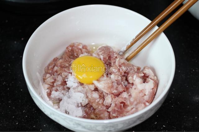 肉末里放入一个鸡蛋，盐，料酒，淀粉两勺，料酒多放一点，搅拌均匀，腌制一会