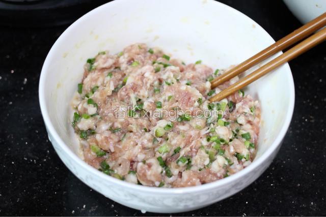 把葱放入腌制好的肉末里，搅拌均匀