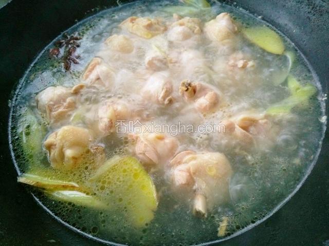 开锅以后捞出鸡翅根