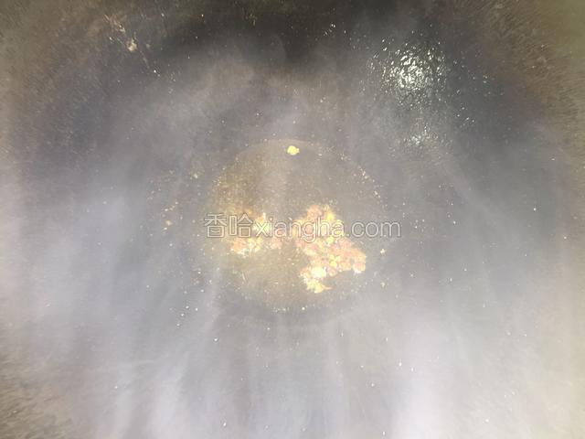热锅凉油小火爆香花椒，随即把花椒捞出丢弃不要。下蒜末、红椒丝接着把焯过水的菠菜放入锅中，放盐、鸡精和虾仁翻炒均匀即可出锅