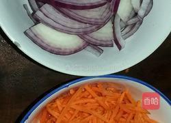 胡萝卜炒洋葱的做法图解1