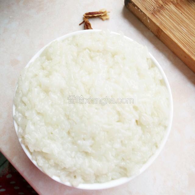 把糯米盛在碗里
