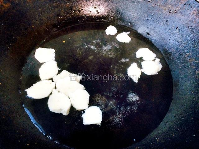 鱼丸切片，水开后下锅煮。