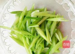 芹菜木耳的做法图解1