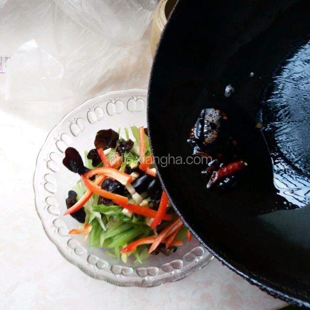 将热油泼到芹菜里