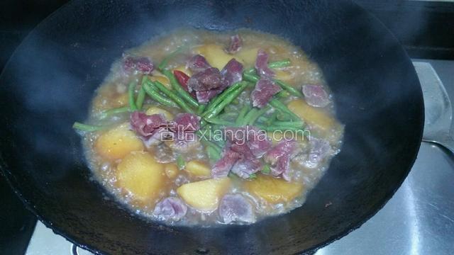 中途加点水放入牛肉继续熬制