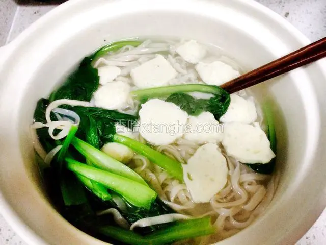 把汤倒在碗里