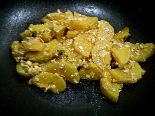 颠至鸭蛋碎沾满南瓜块。撒上少许盐。颠均匀盐，关火。