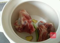 萝卜棒骨汤的做法图解1
