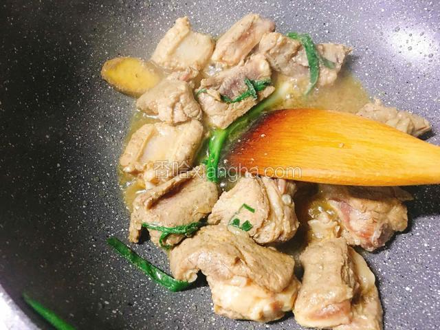 中小火，不停的煸炒。