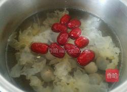 银耳桂圆红枣汤的做法图解3