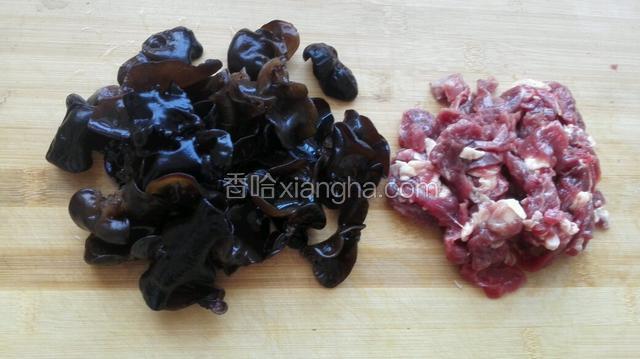 木耳泡发，撕成小朵，牛肉切片！