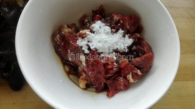 牛肉放入料酒，生抽，淀粉，食用油抓均腌制半小时！