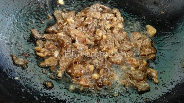 加入一勺豆瓣酱炒制上色！