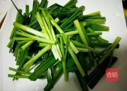 海螺炒韭菜的做法图解1