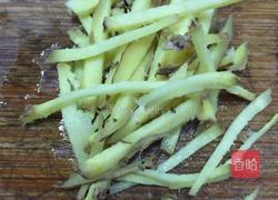 茭白炒鱿鱼的做法图解2