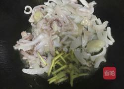 茭白炒鱿鱼的做法图解3