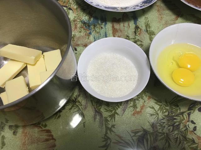 黄油软化加细砂糖