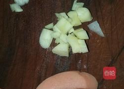 芹菜木耳炒香肠的做法图解3