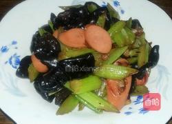 芹菜木耳炒香肠的做法图解6