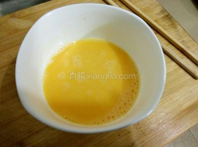 鸡蛋打进碗里，滴少许鱼露进去，一起搅拌均匀